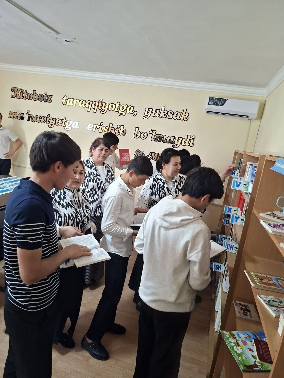 Kutubxonada sayohat tashkil etildi. 